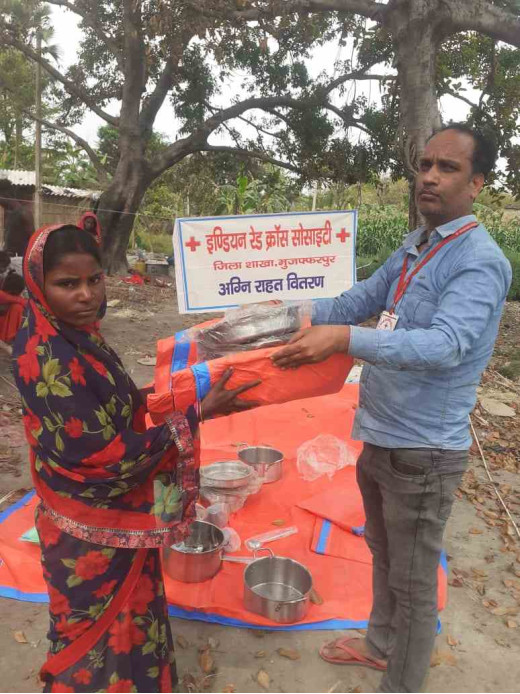 इण्डियन रेड क्रॉस सोसाइटी ने 11 अग्नि पीड़ित परिवारों को बांटी राहत सामग्री 