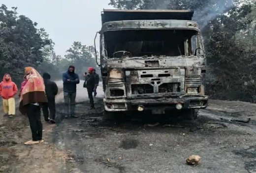 वोटिंग के बीच लातेहार में उग्रवादियों का उत्पात, 5 हाईवा को किया आग के हवाले
