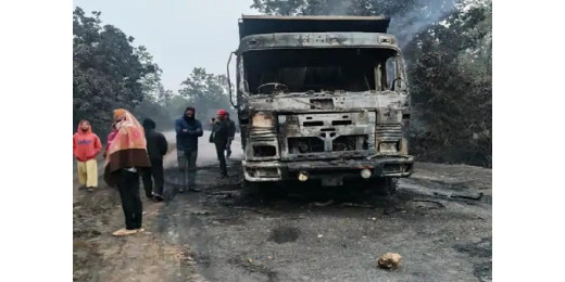 वोटिंग के बीच लातेहार में उग्रवादियों का उत्पात, 5 हाईवा को किया आग के हवाले