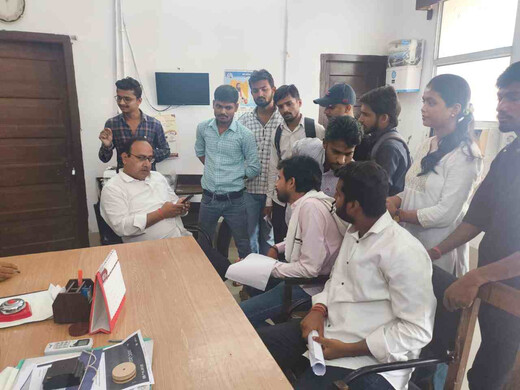 इंटीग्रेटेड बीएड छात्रों का परीक्षा तिथि को लेकर आक्रोश, विश्वविद्यालय परिसर में किया विरोध प्रदर्शन