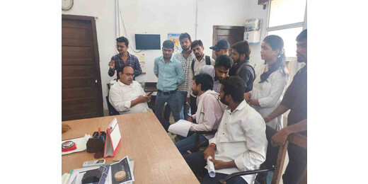 इंटीग्रेटेड बीएड छात्रों का परीक्षा तिथि को लेकर आक्रोश, विश्वविद्यालय परिसर में किया विरोध प्रदर्शन